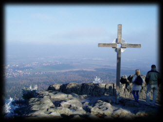 Das Felsentor auf dem Töpfer bei Oybin Kalenderplatz der Vorzeit